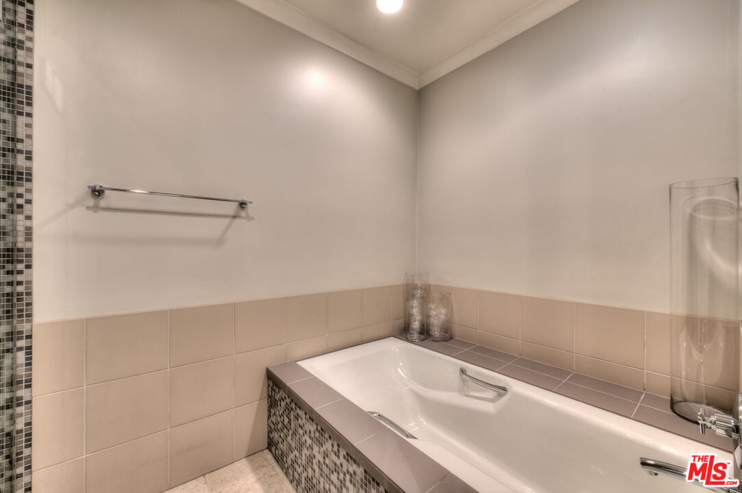2663 Centinela Ave Unit: 308