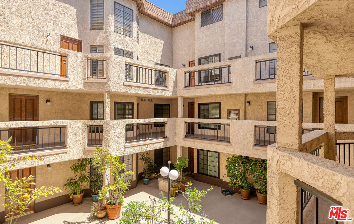 12321 Ocean Park Blvd Unit: 14