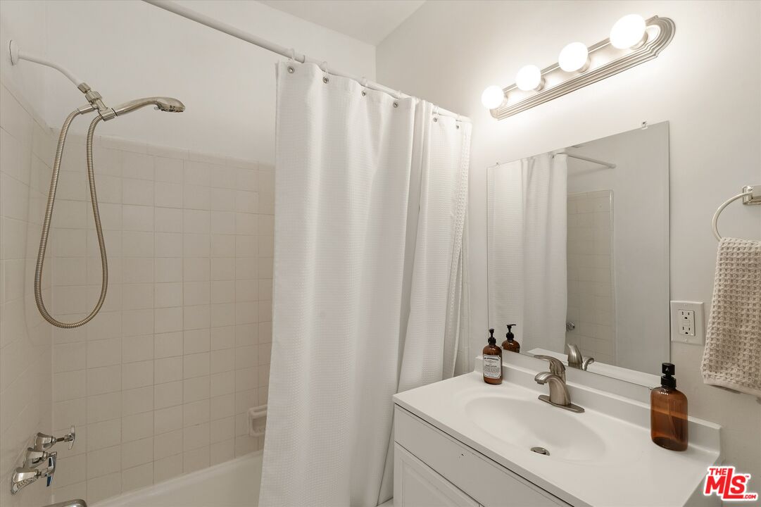 2621 Centinela Ave Unit: 18