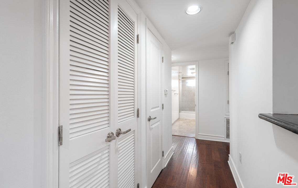 1621 Barry Ave Unit: 203