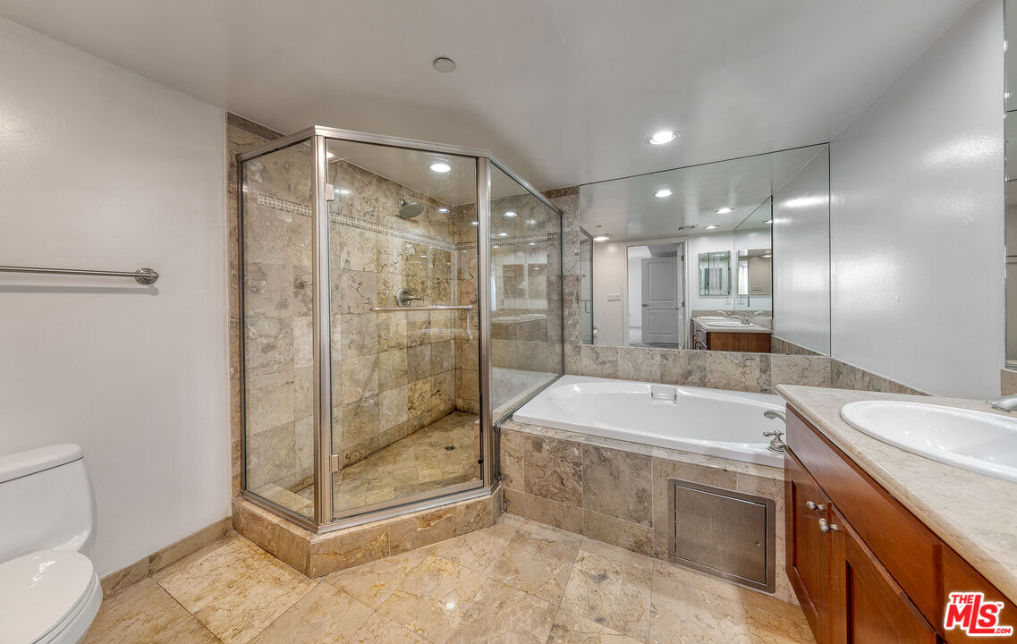 1621 Barry Ave Unit: 203