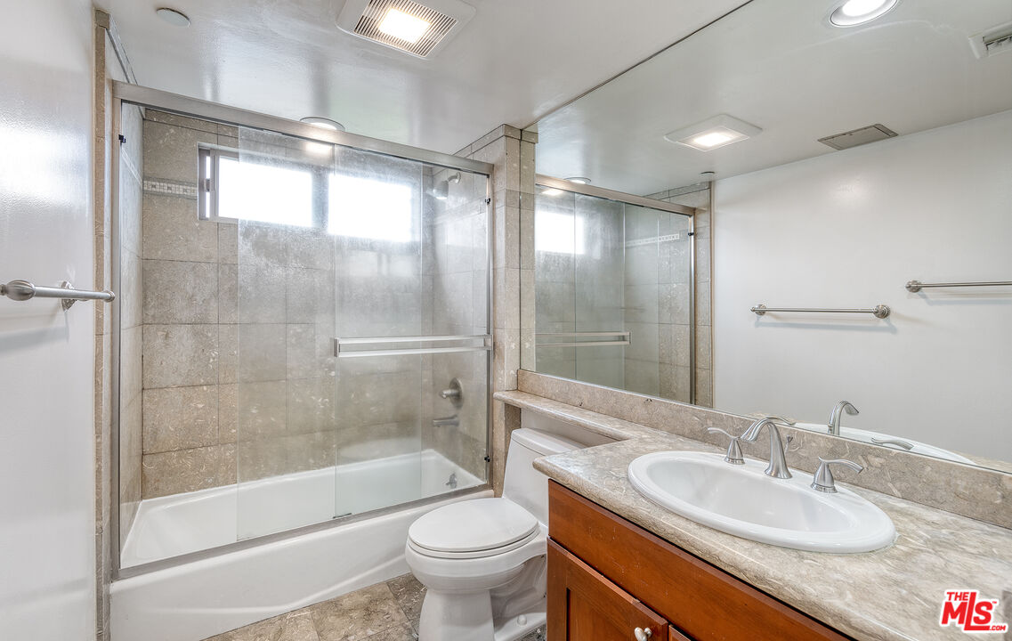 1621 Barry Ave Unit: 203