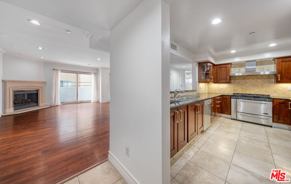 1621 Barry Ave Unit: 203