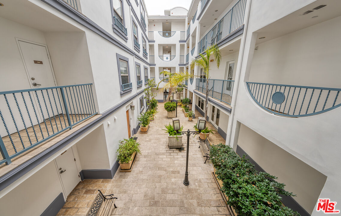 1621 Barry Ave Unit: 203