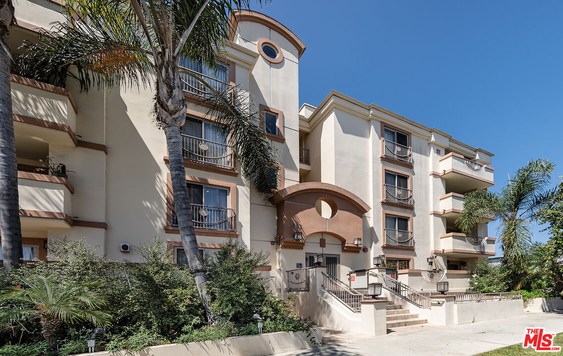 1621 Barry Ave Unit: 203