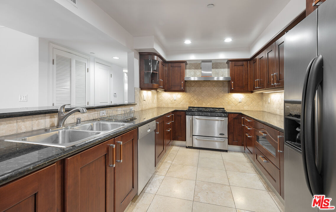 1621 Barry Ave Unit: 203