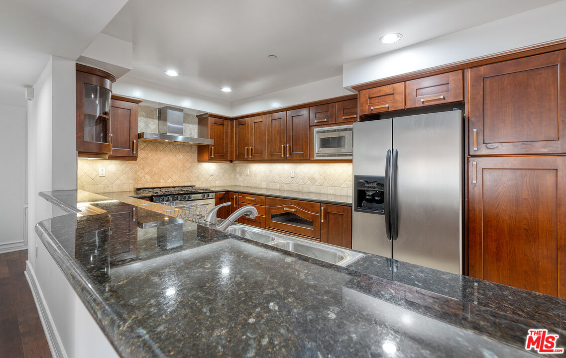 1621 Barry Ave Unit: 203