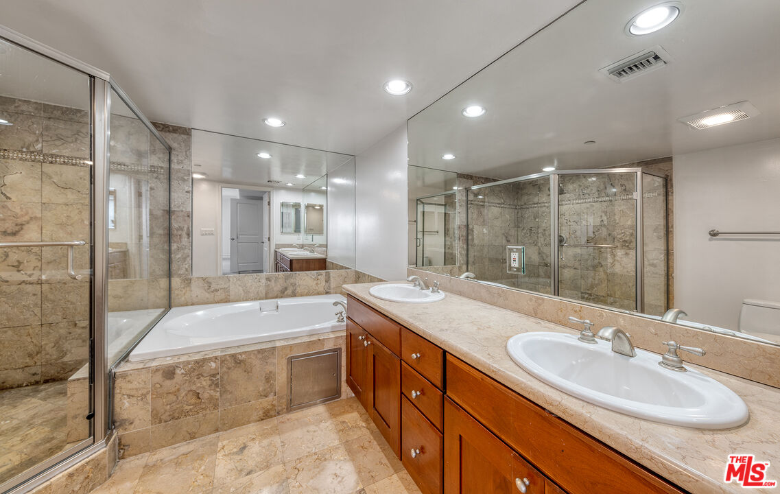 1621 Barry Ave Unit: 203