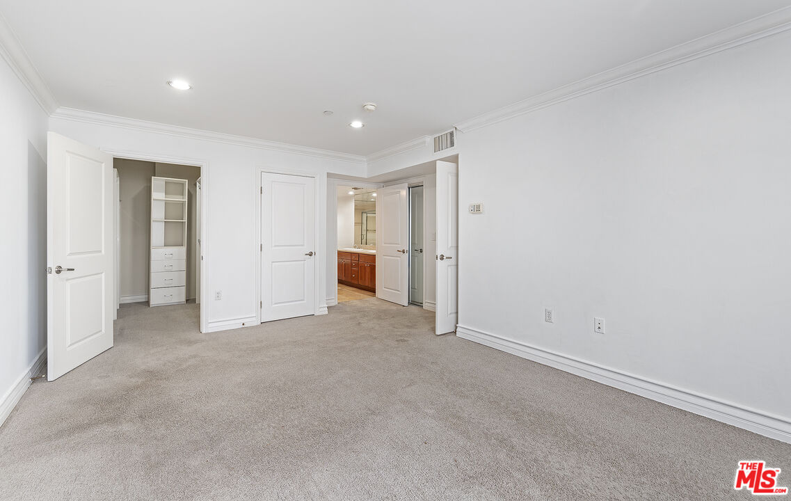 1621 Barry Ave Unit: 203