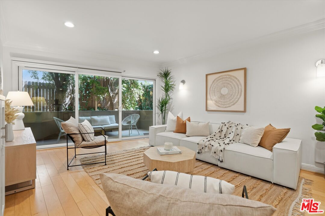 11646 Chenault St Unit: 9