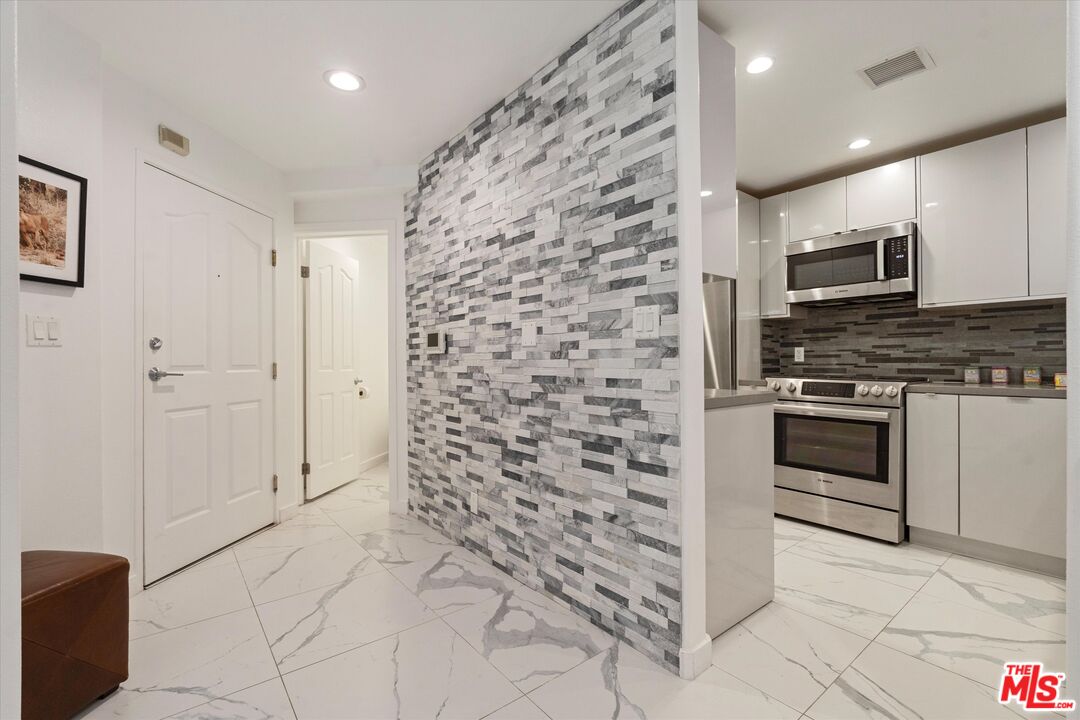 1160 Granville Ave Unit: 108