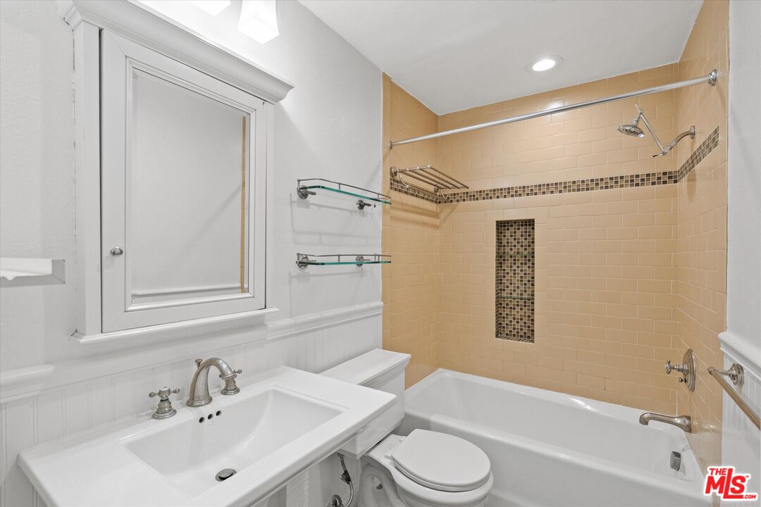 12321 Ocean Park Blvd Unit: 2