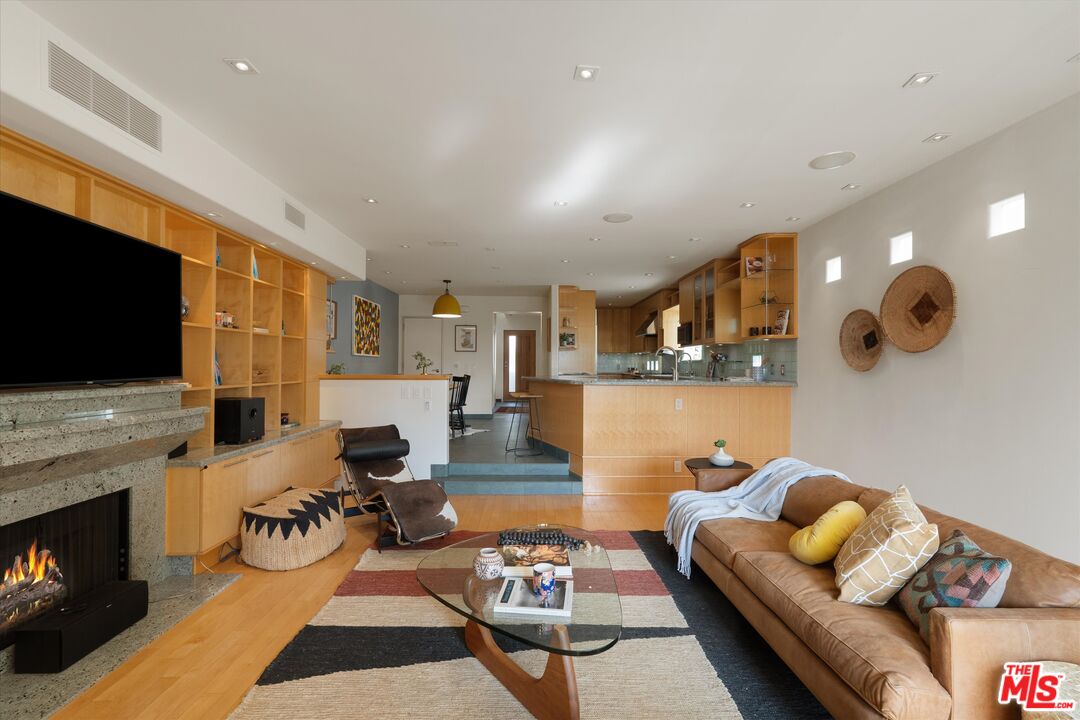 11925 Mayfield Ave Unit: 2