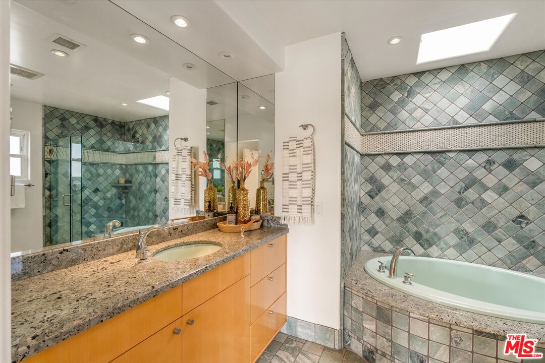 11925 Mayfield Ave Unit: 2