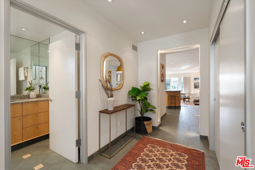 11925 Mayfield Ave Unit: 2