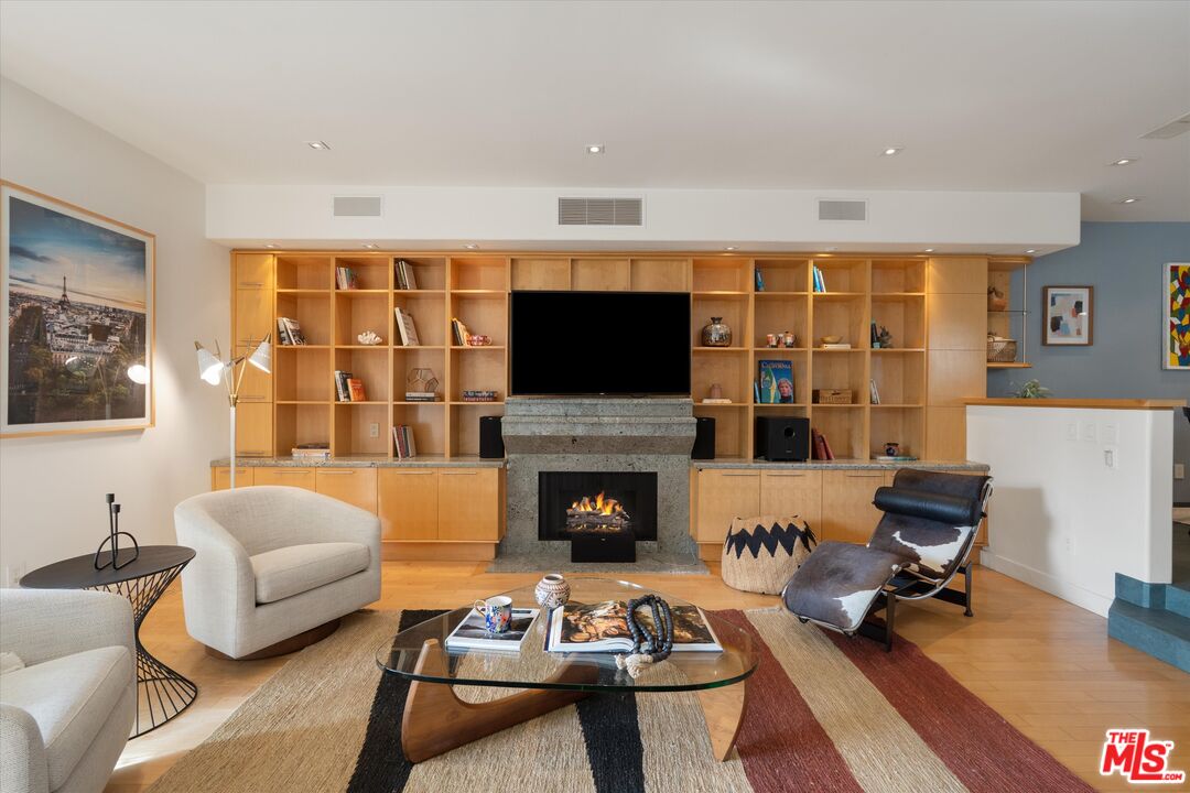 11925 Mayfield Ave Unit: 2
