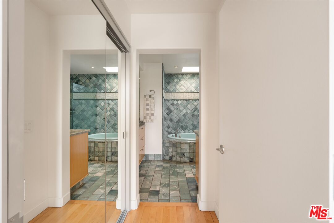 11925 Mayfield Ave Unit: 2