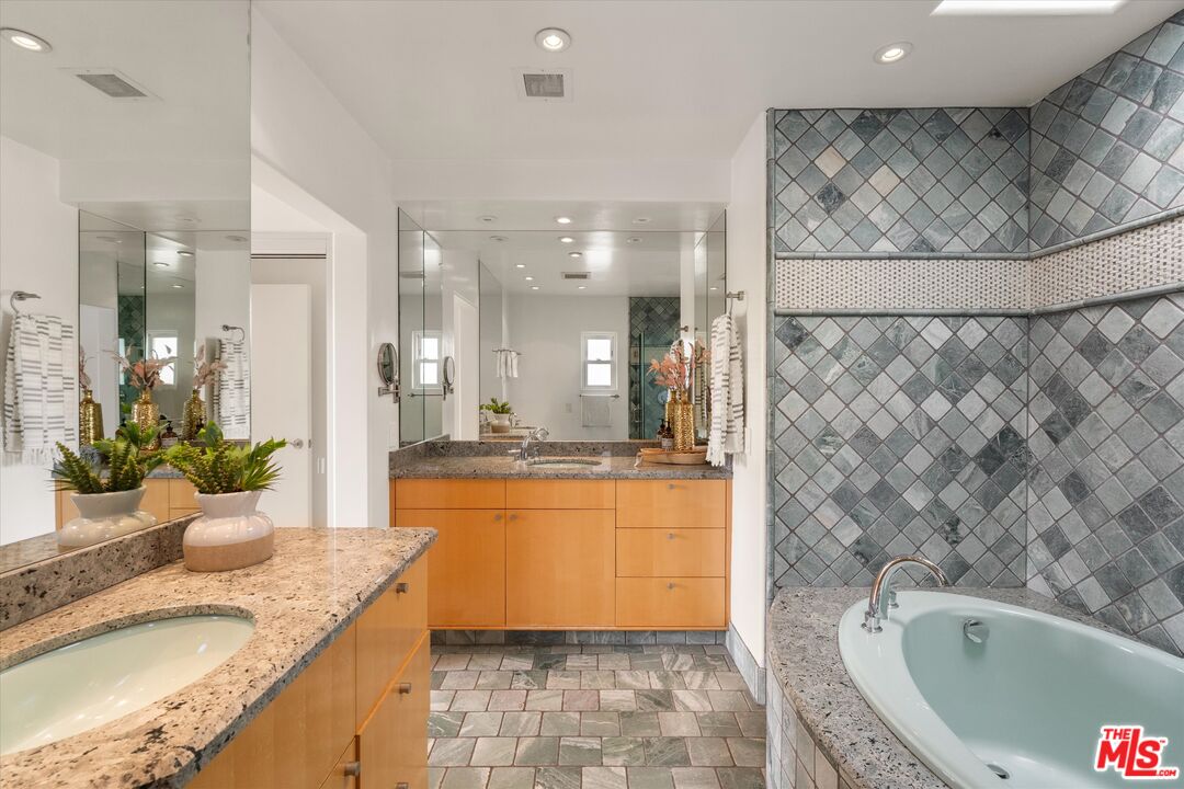 11925 Mayfield Ave Unit: 2