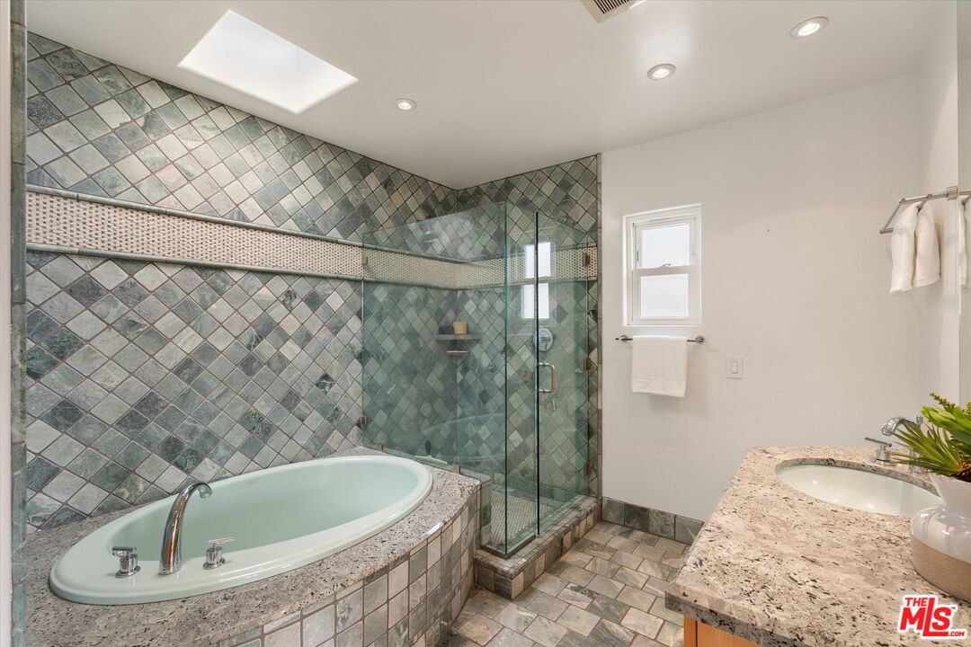 11925 Mayfield Ave Unit: 2