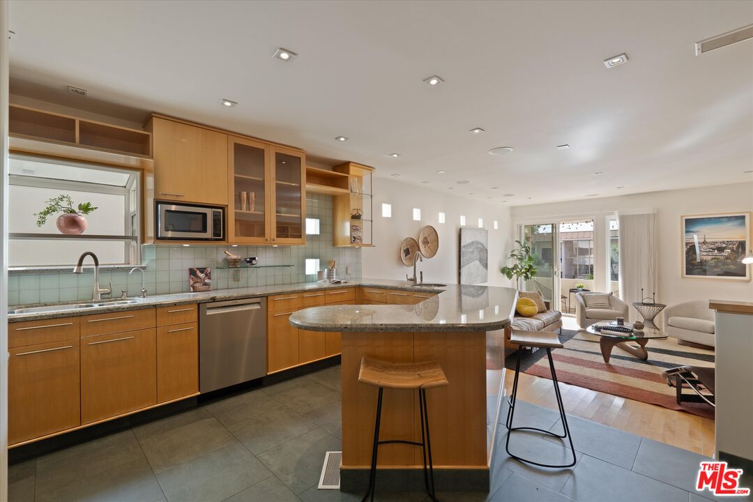 11925 Mayfield Ave Unit: 2