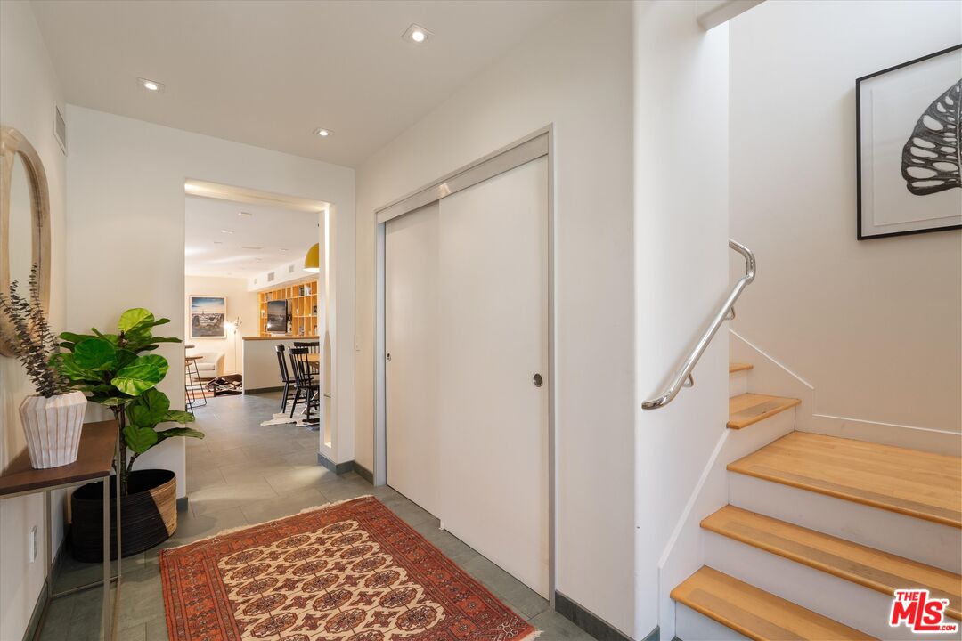 11925 Mayfield Ave Unit: 2