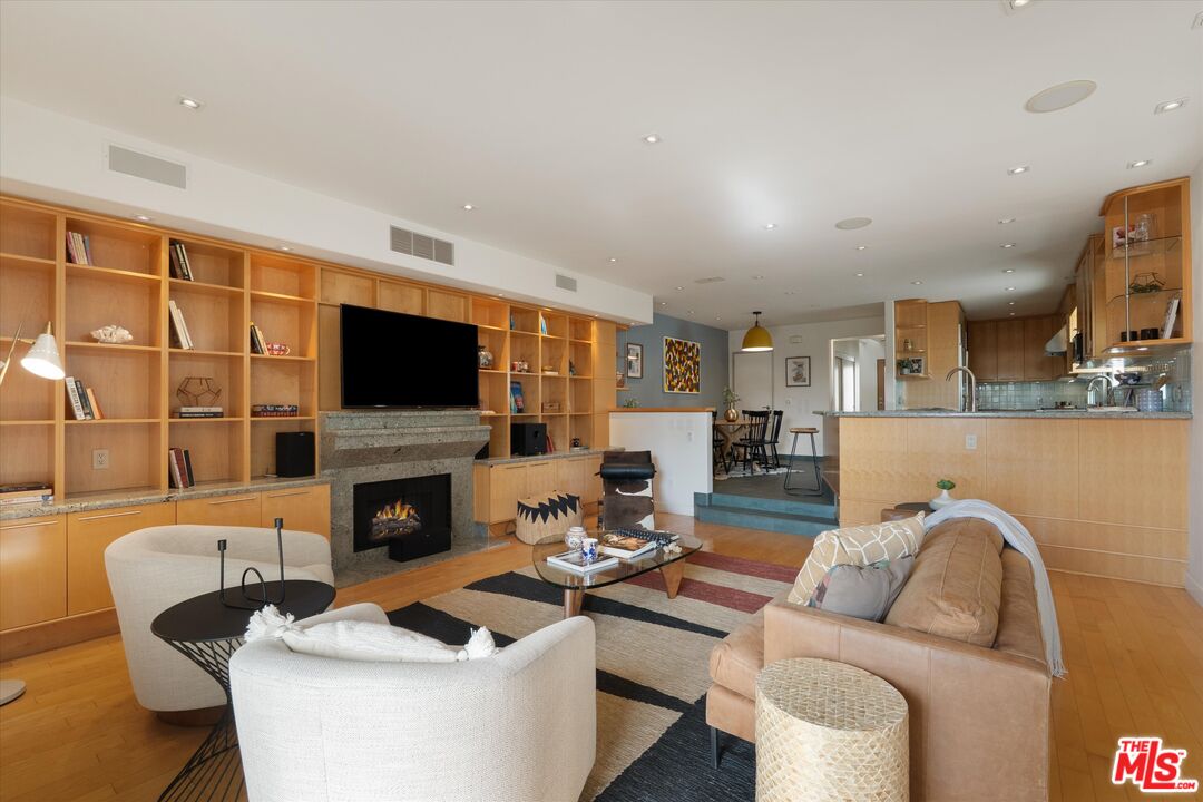 11925 Mayfield Ave Unit: 2