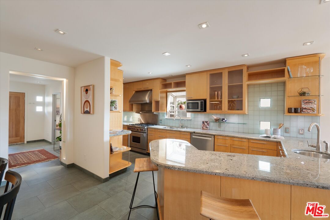 11925 Mayfield Ave Unit: 2