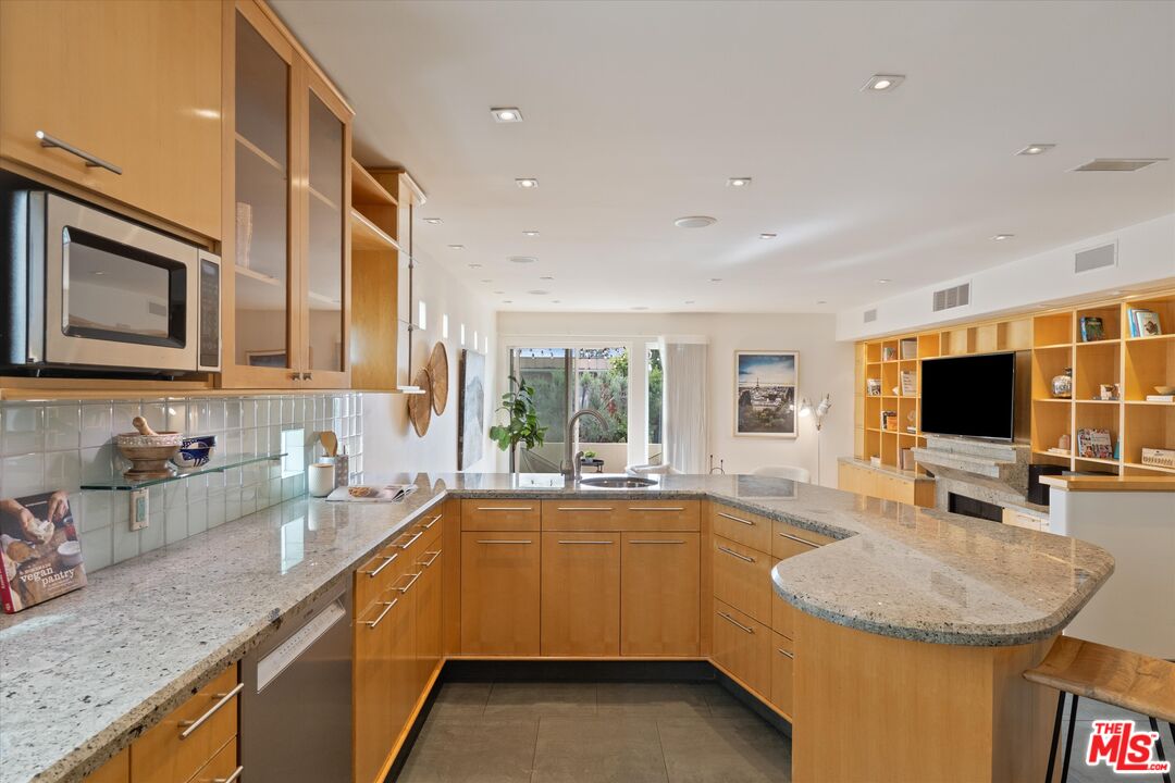 11925 Mayfield Ave Unit: 2