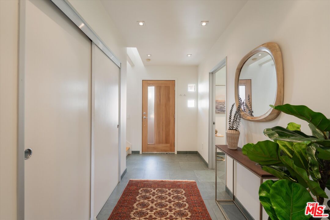 11925 Mayfield Ave Unit: 2