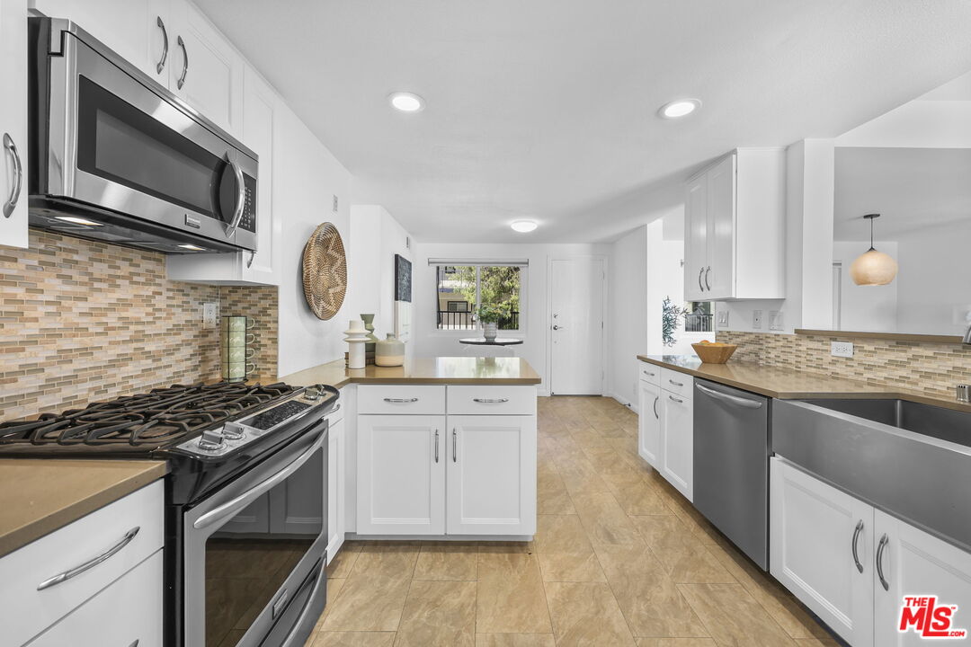 2677 Centinela Ave Unit: 203