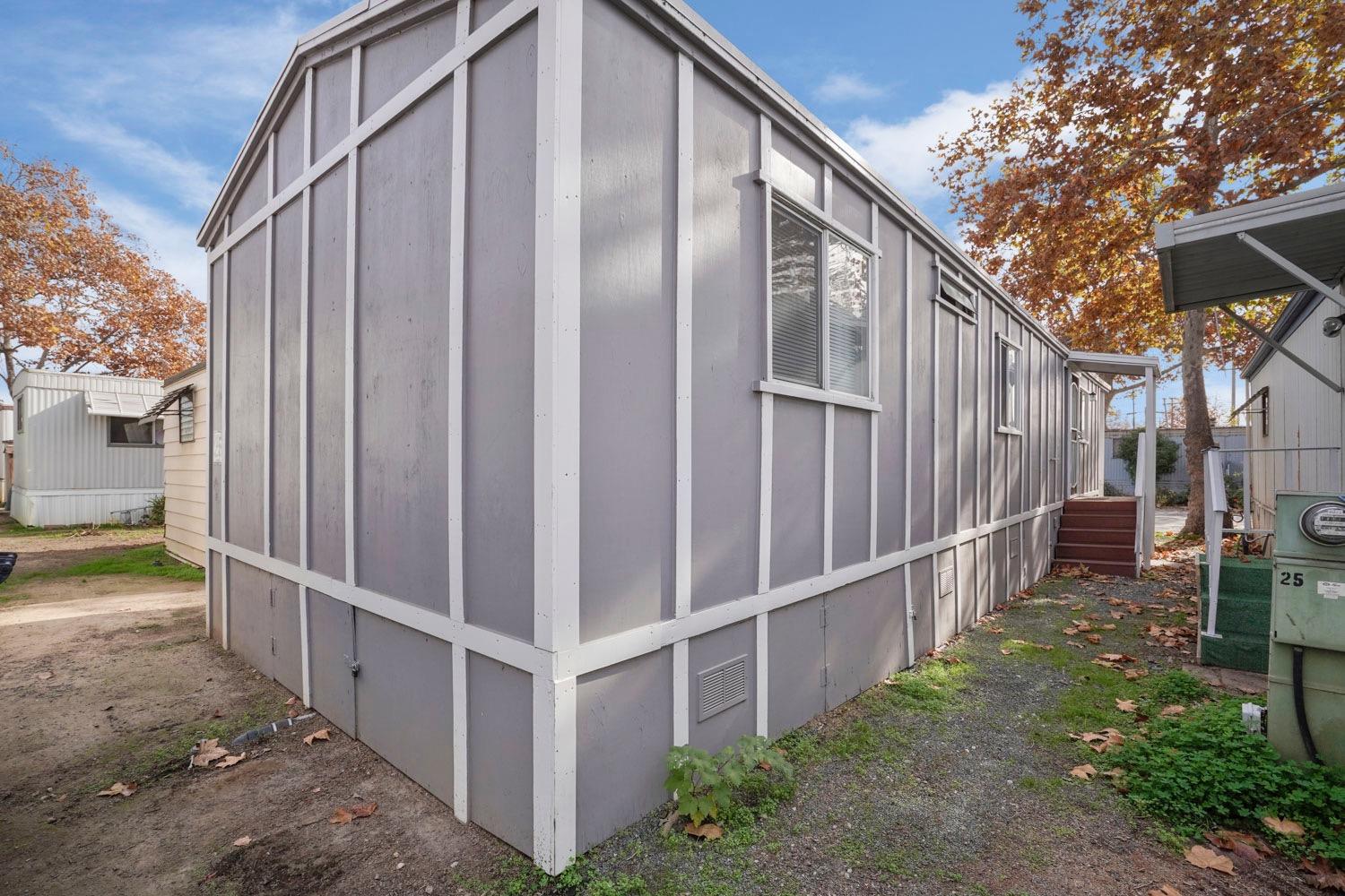 621 E Lockeford Street 26