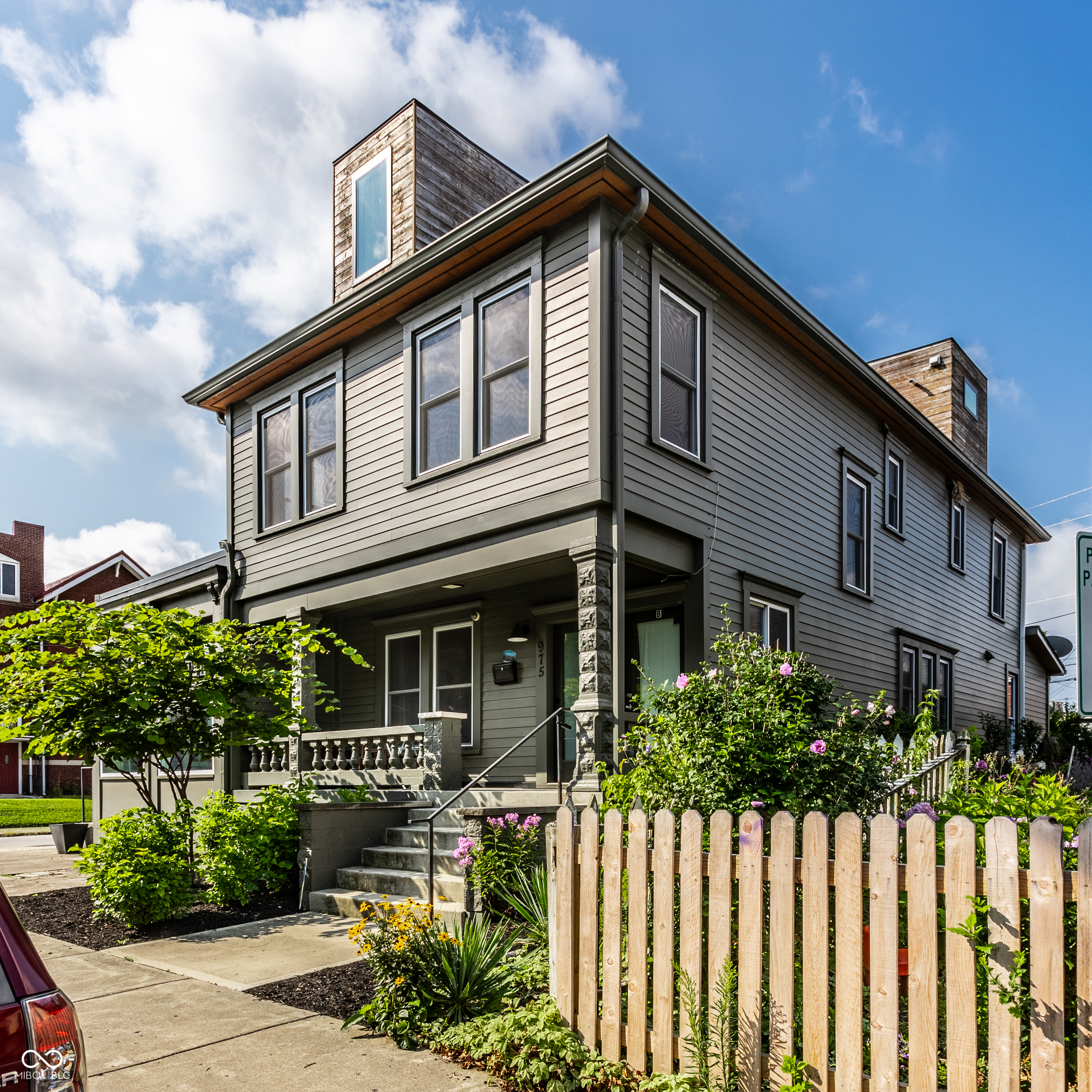 975 Hosbrook Street