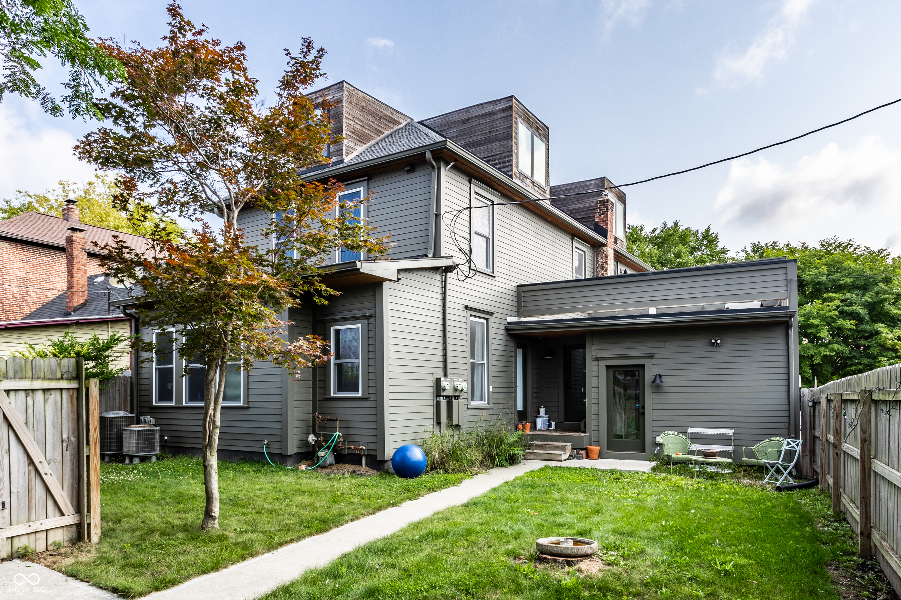 975 Hosbrook Street
