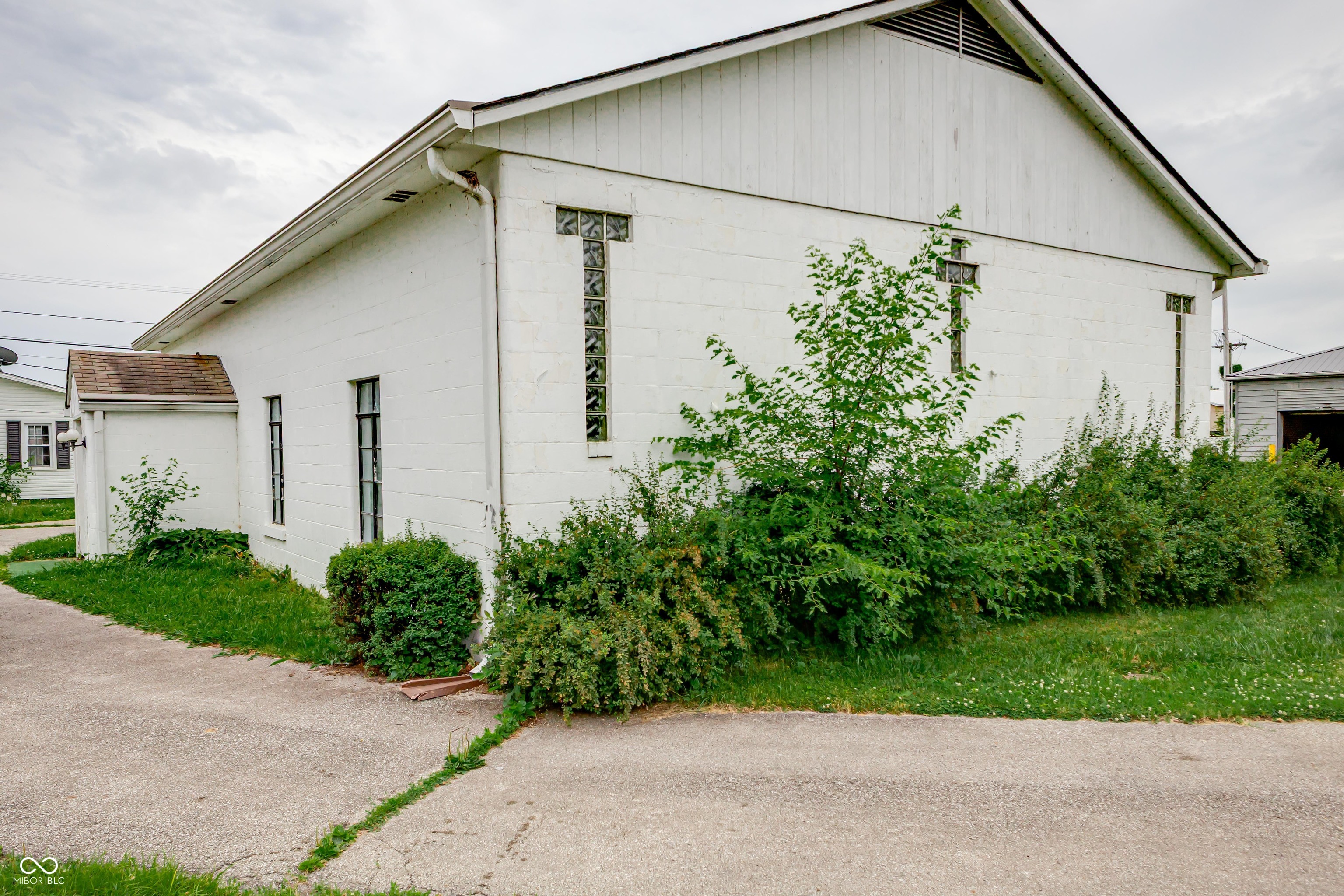 20-24 N Eisenhower Drive