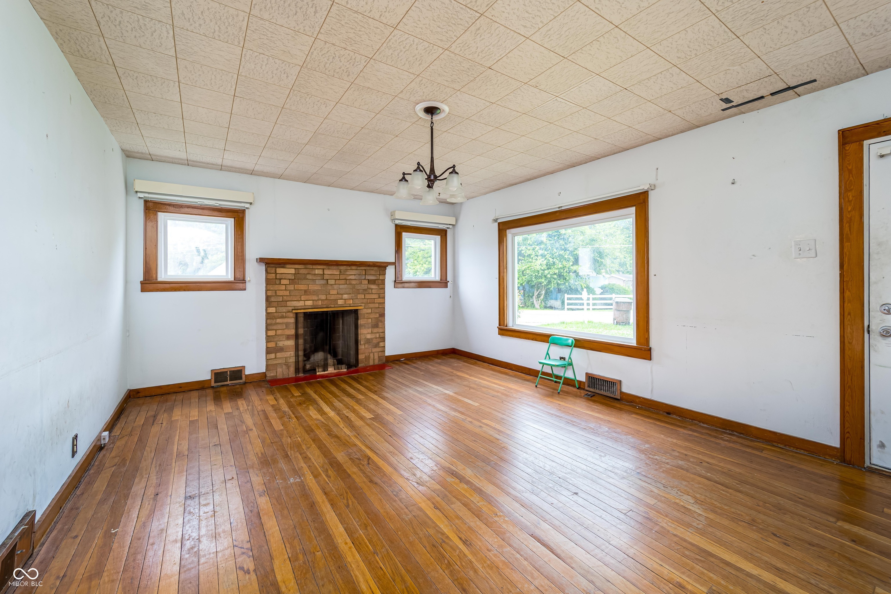 20-24 N Eisenhower Drive