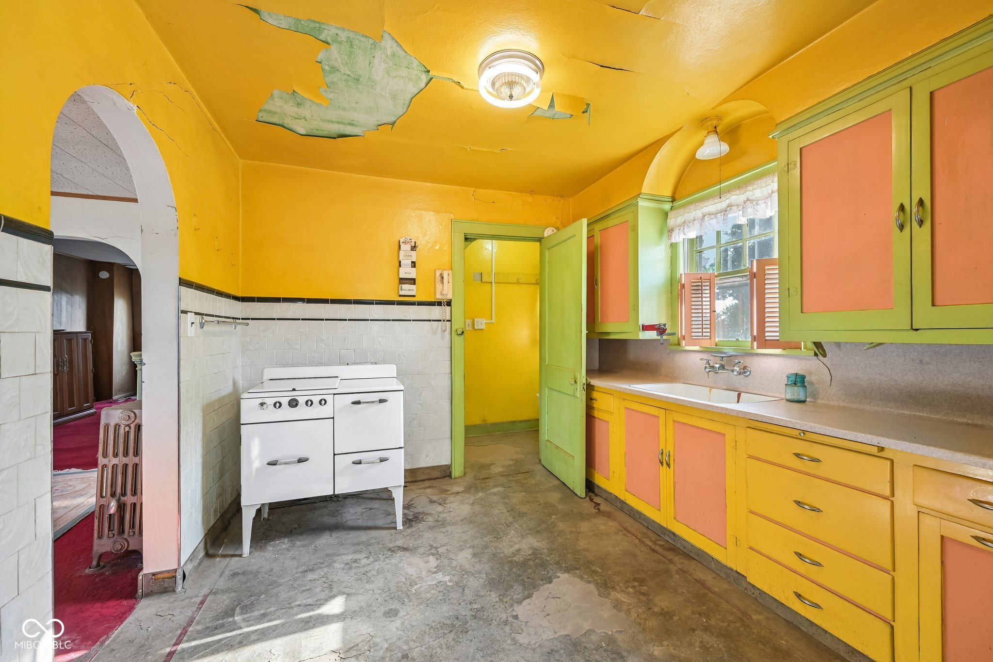 327 E 37th Street