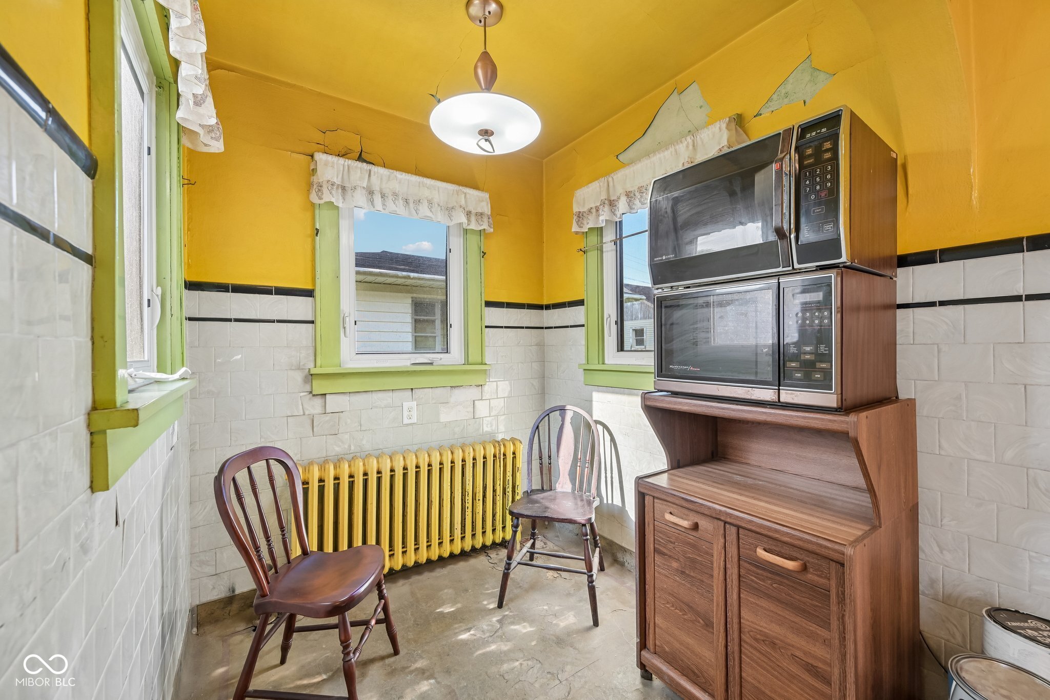 327 E 37th Street