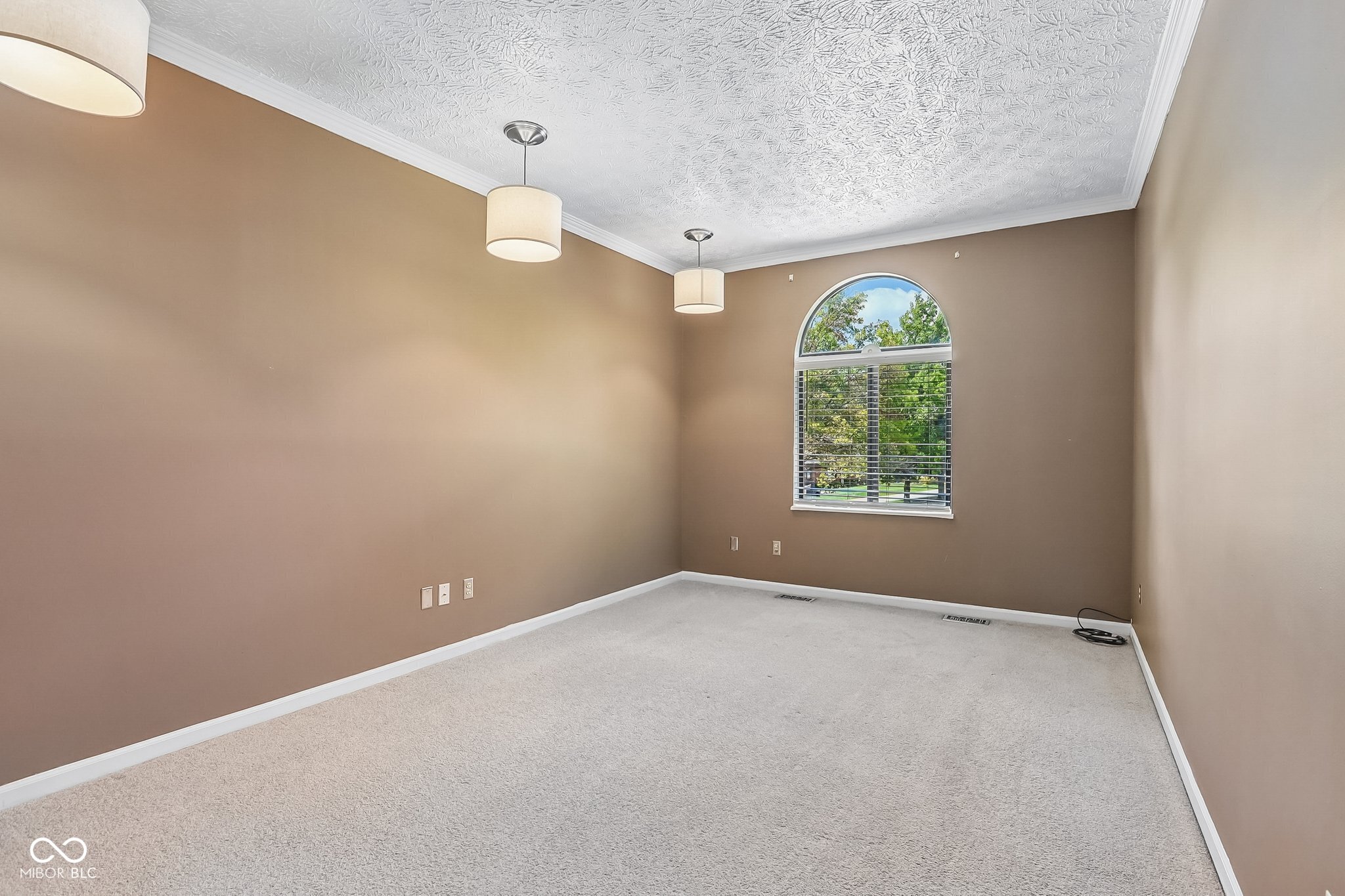 2235 Golden Oaks Drive N