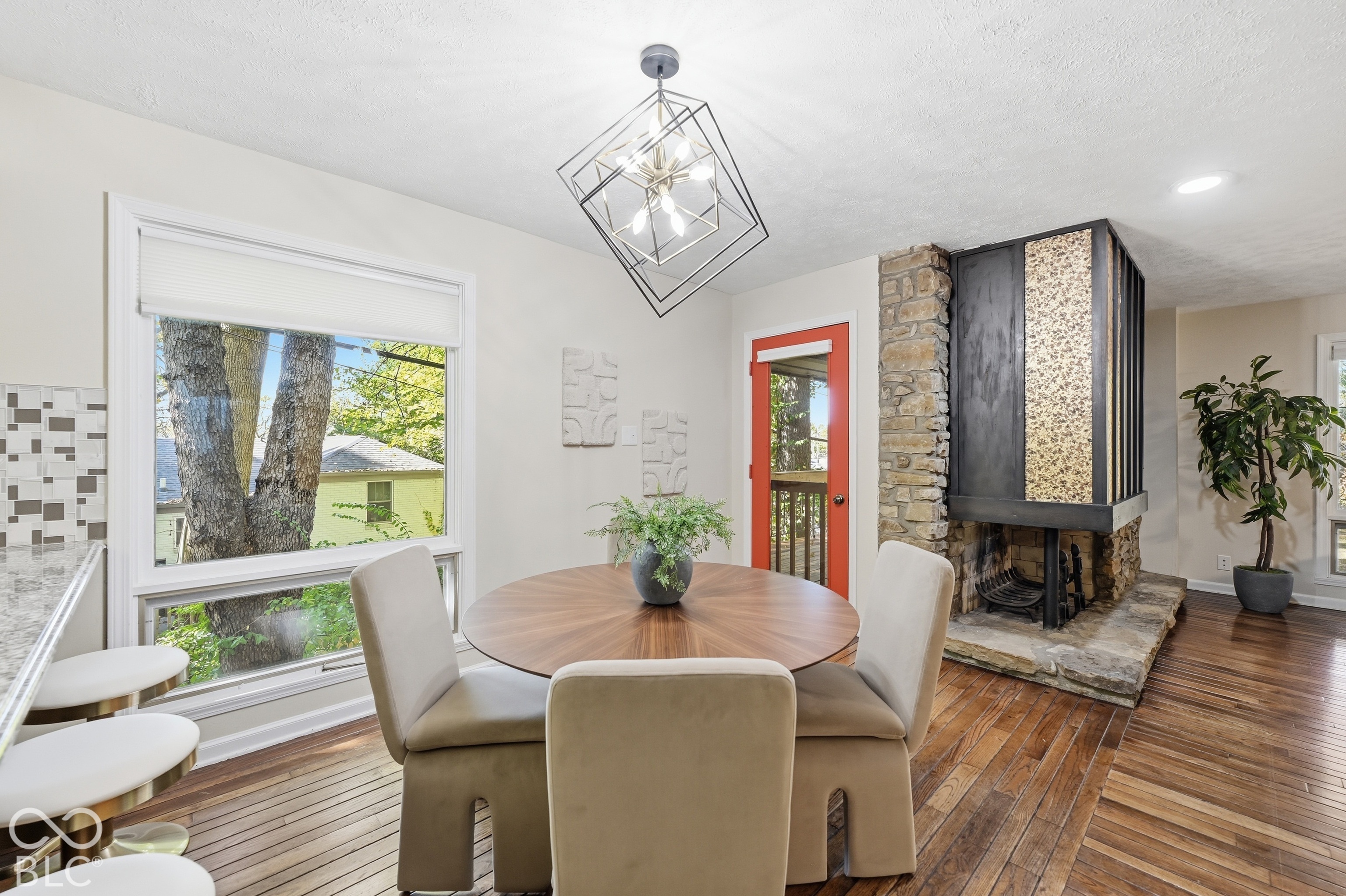 252 W Beverly Drive
