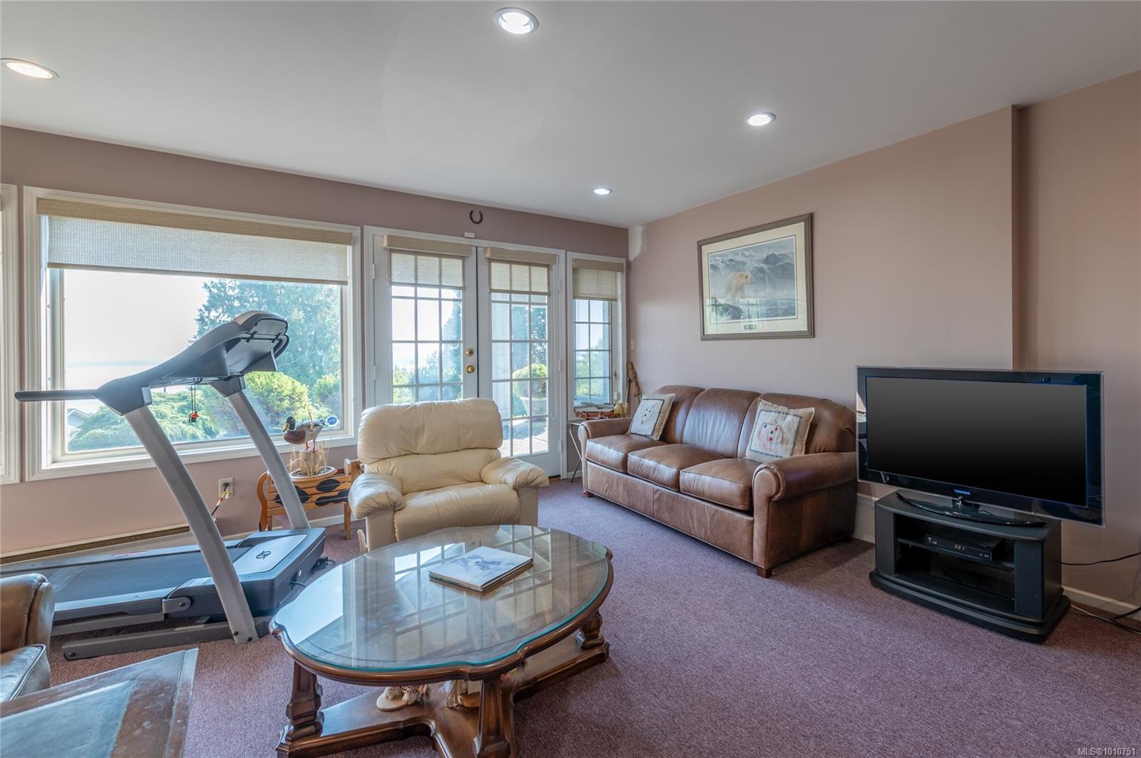8742 Pender Park Dr
