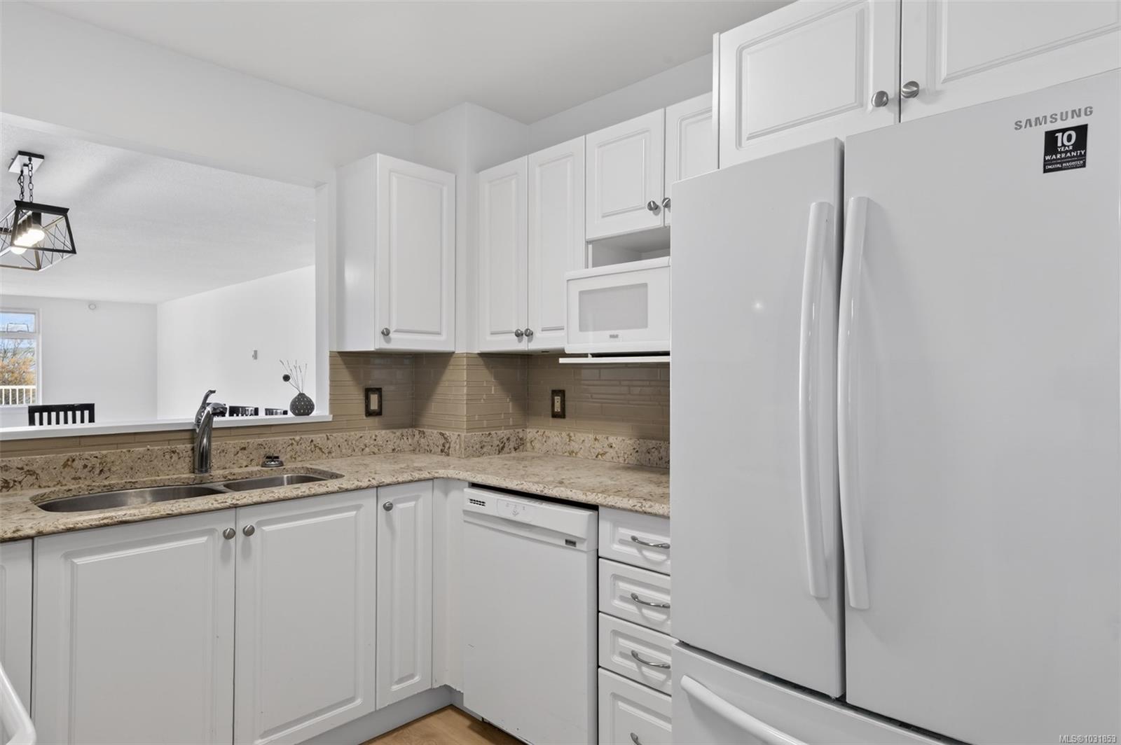 5110 Cordova Bay Rd # 206