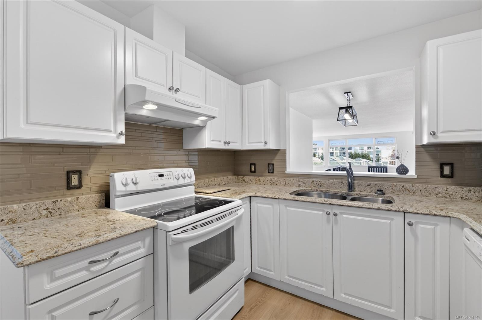 5110 Cordova Bay Rd # 206