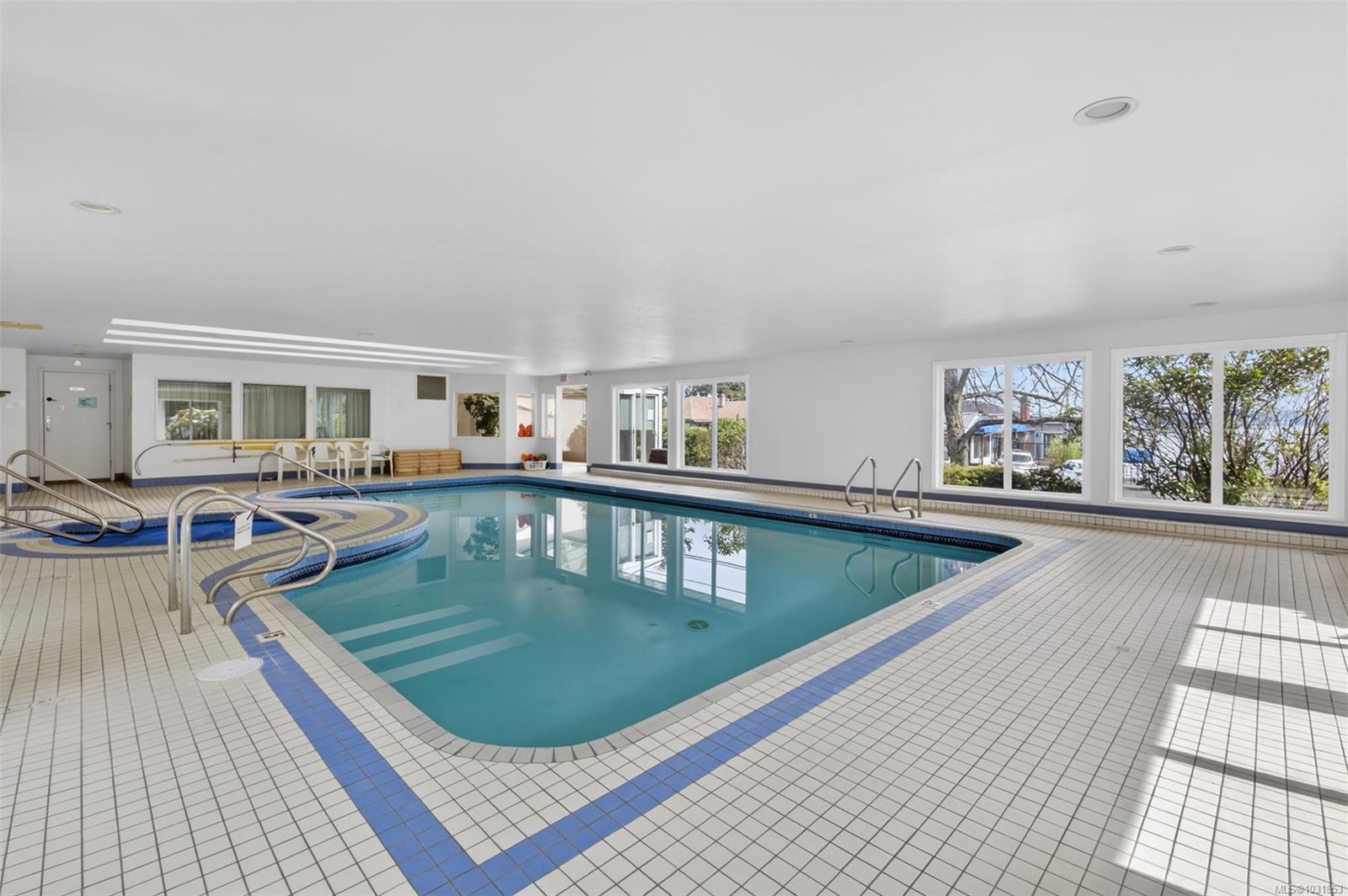 5110 Cordova Bay Rd # 206