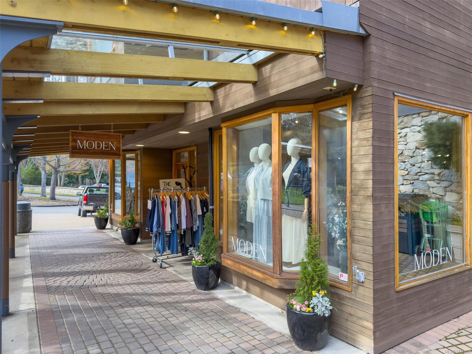 5110 Cordova Bay Rd # 206