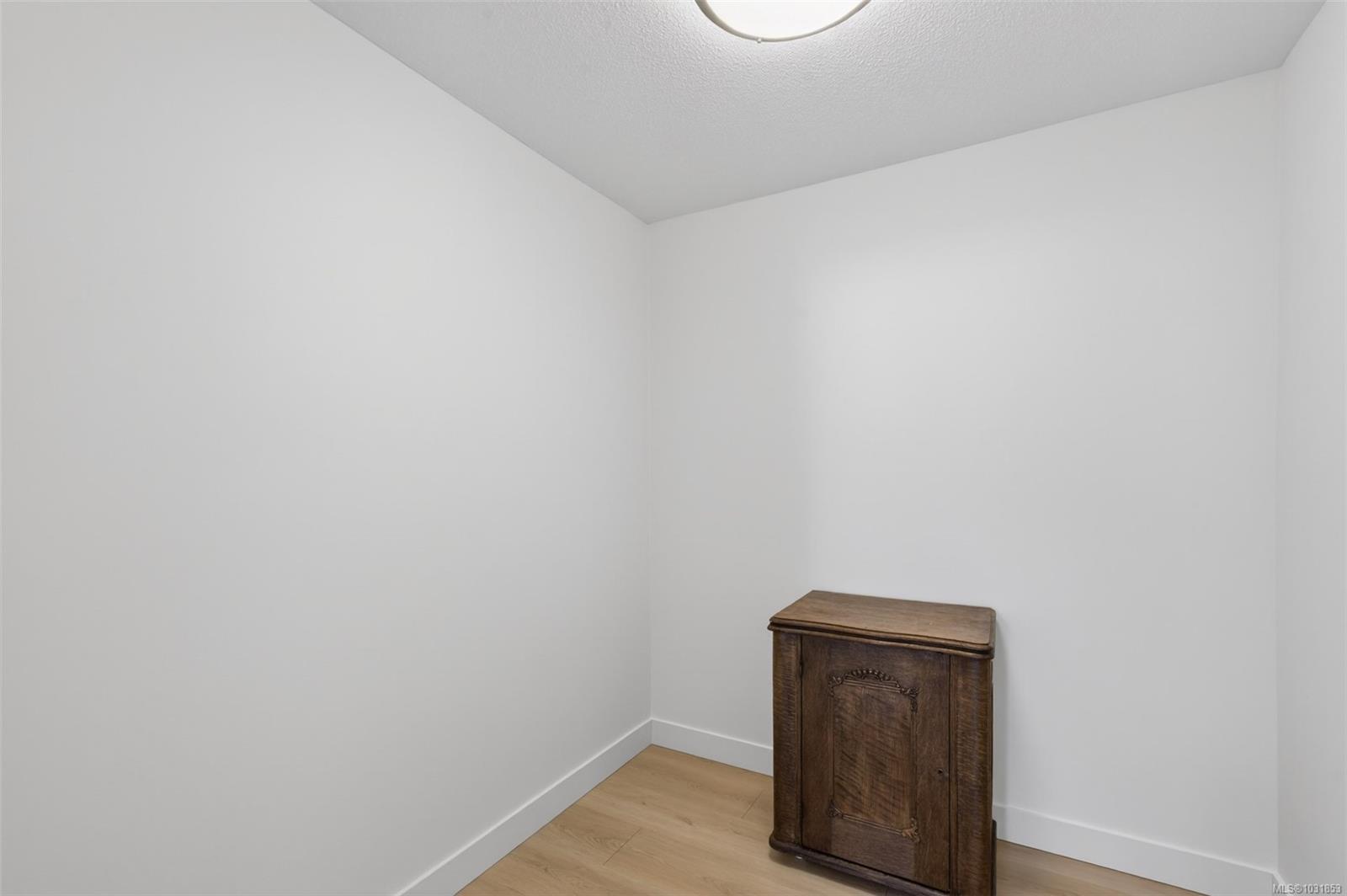 5110 Cordova Bay Rd # 206