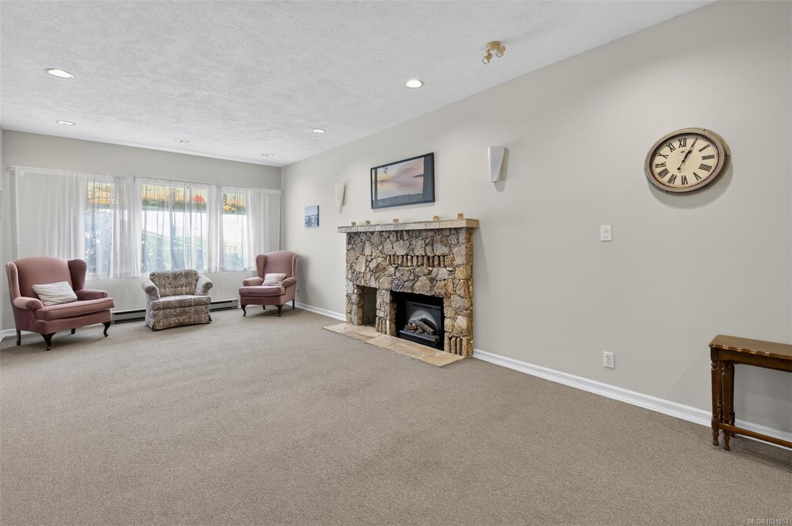 5110 Cordova Bay Rd # 206