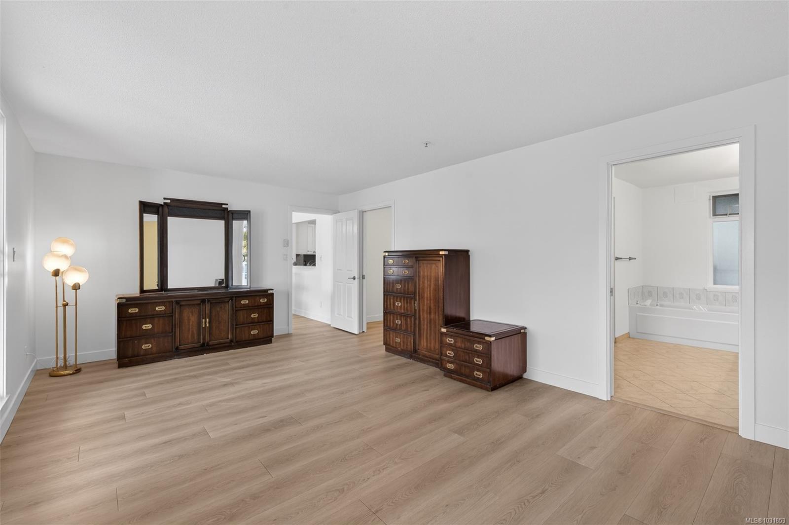 5110 Cordova Bay Rd # 206