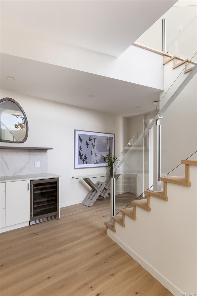 1677 Lands End Rd