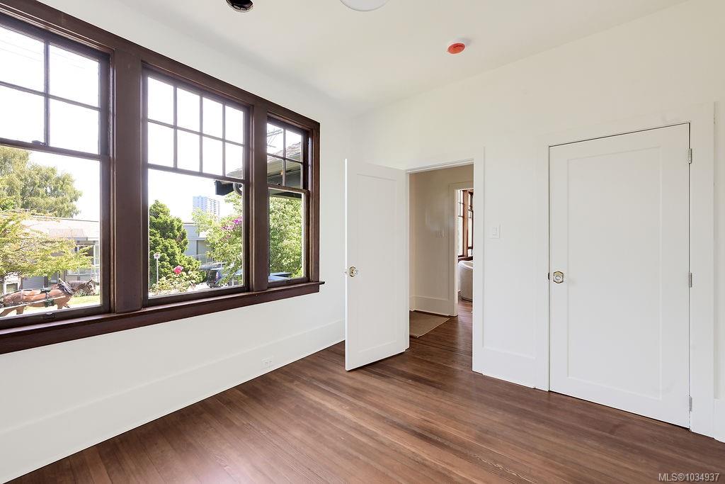 525 Simcoe St