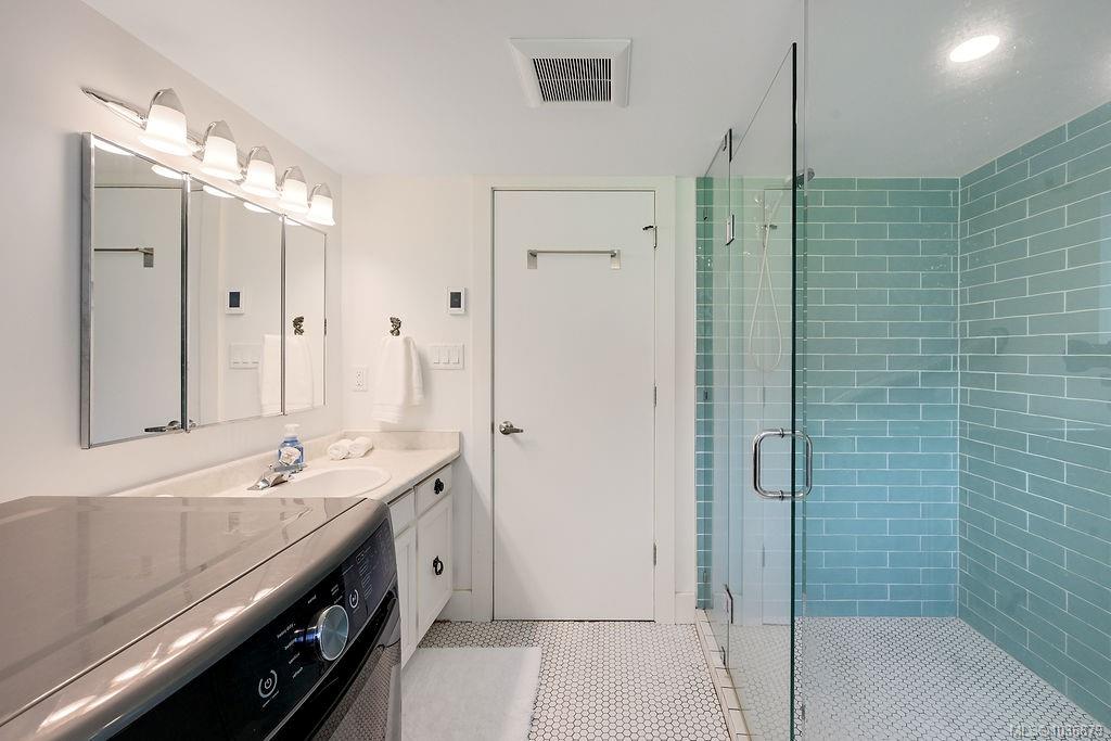 2106 Neil St